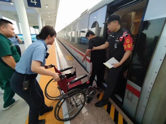 高铁破例临停1分钟救人,高铁紧急临停，生命至上破例救人