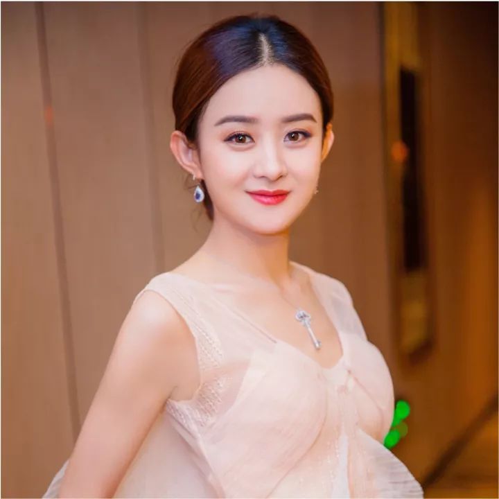 赵丽颖最新卷发造型曝光，时尚卷发的魅力