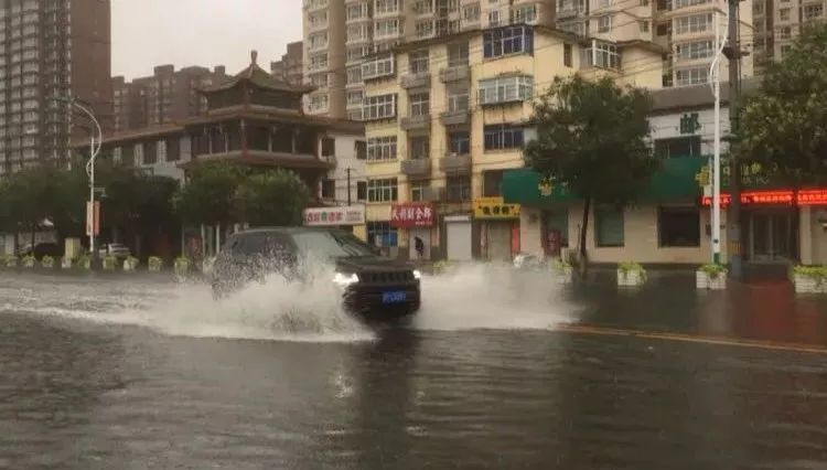 北京暴雨下的隐秘小巷，特色小店探秘
